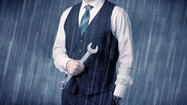 Elindeki aracıyla ayakta işveren