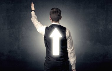 Genç işadamı ile ok sırtında duran