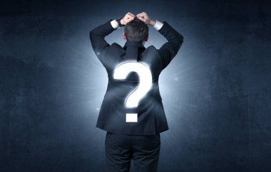 Soru işaretiyle sırtında duran adam