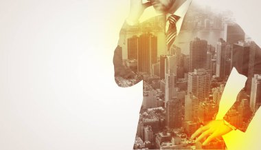 Sırtında siyah anahtar deliği ile ayakta adam