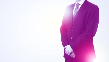 Genç işadamı ayakta durup düşünüyor
