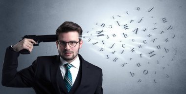 Yakışıklı adam silahla başına ateş