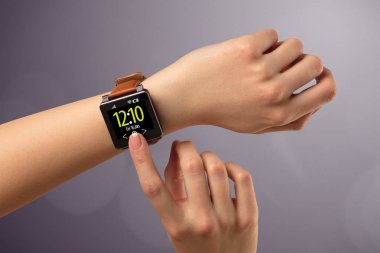 Giyen ve smartwatch basarak el