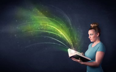 Genç Bayan dalga ile kitap