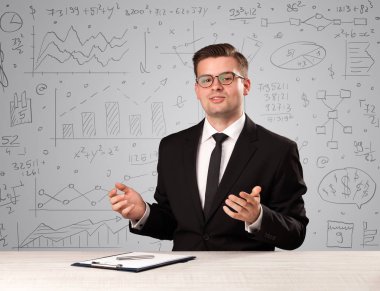 Masada oturan bir iş adamı.