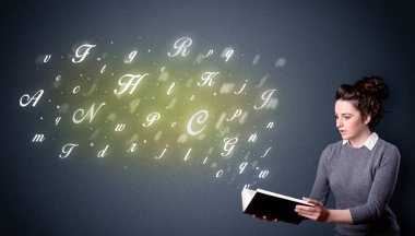 Genç Bayan kitap harfleri ile