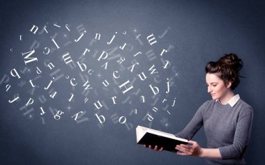 Genç Bayan kitap harfleri ile 