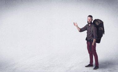 Sırt çantalı genç adam.