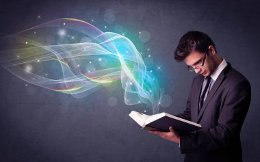 Genç adam kitap dalgalar ile