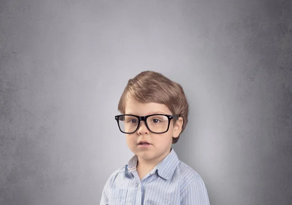 Entzückender kleiner Junge vor einer leeren Wand — Stockfoto