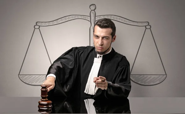 Fiatal bíró úgy döntött, ruha — Stock Fotó