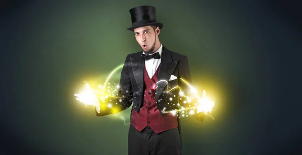 魔术师手持他的力量 — 图库照片