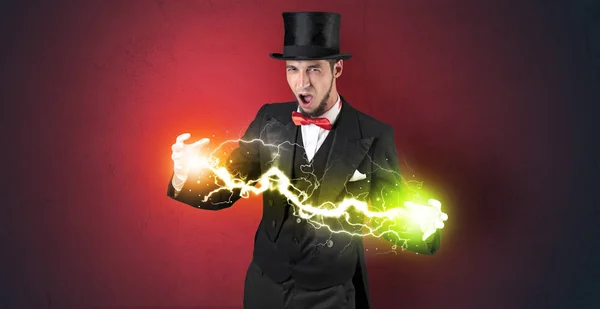 L'énergie du magicien entre ses mains — Photo