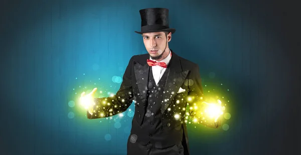 Iluzionista supervelmoci drží na ruce — Stock fotografie