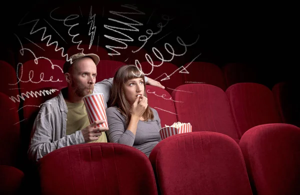 Casal bonito no cinema assistindo filme — Fotografia de Stock
