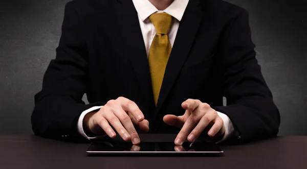 Homem digitando em roupas formais — Fotografia de Stock