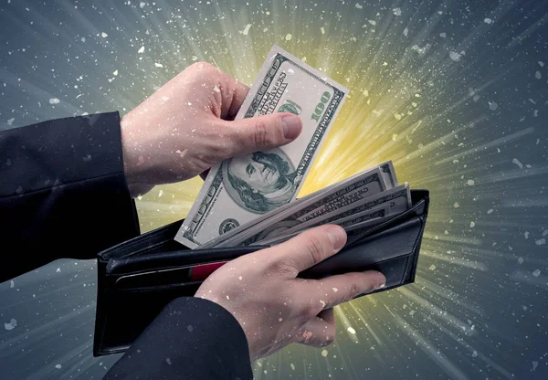 Mão tira um monte de dólar da carteira — Fotografia de Stock