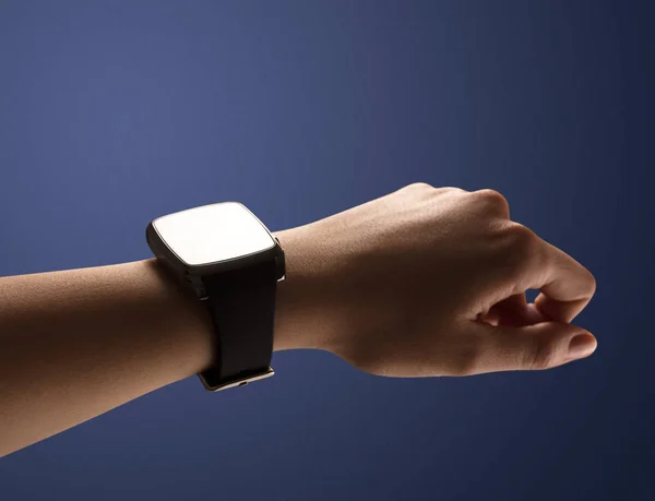 Close-up van vrouwelijke hand met balck smartwatch scherm — Stockfoto