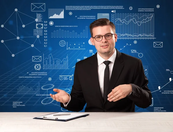 Geschäftsmann sitzt am Schreibtisch — Stockfoto