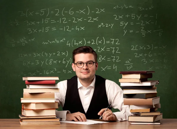 Matematiklärare vid skrivbord — Stockfoto