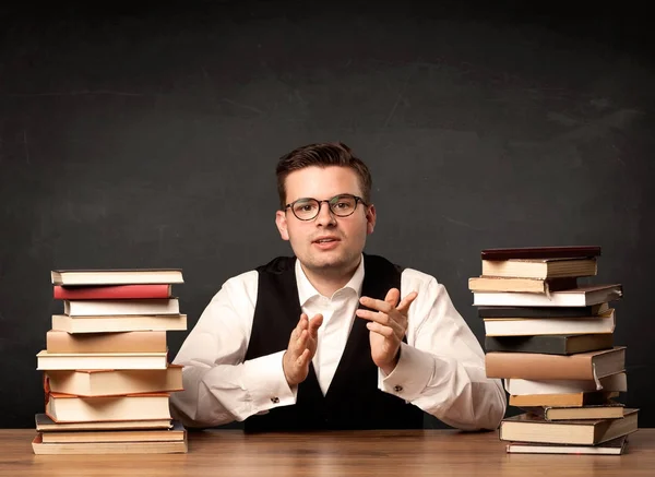 Lehrer mit Büchern — Stockfoto