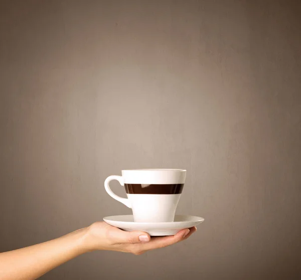 Female hand holding coffee cup — Stock Photo, Image