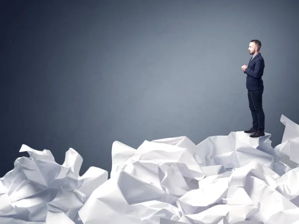 Homme d'affaires debout sur du papier froissé — Photo