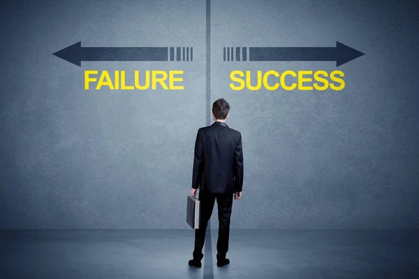 站在成功和失败的箭头让步的商人 — 图库照片