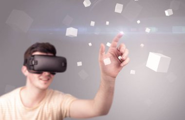 Adam sanal gerçeklik gözlüğü takıyor.