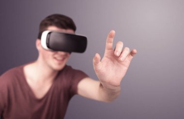 Adam sanal gerçeklik gözlüğü takıyor.