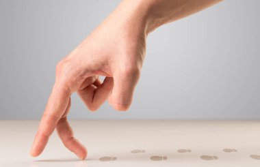 parmakları yürüyen