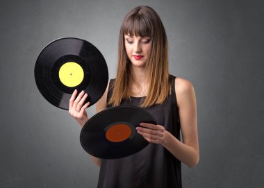 Vinil kaydı tutan kadın