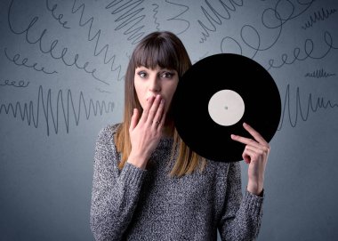 Vinil kaydı tutan kadın