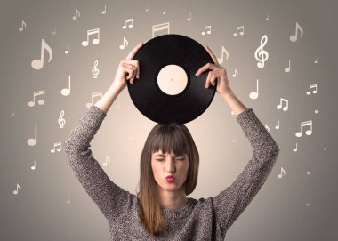 Vinil kaydı tutan kadın