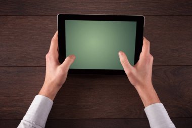 Tablet tutan eller iş