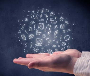 Karışık çizimler tutan el