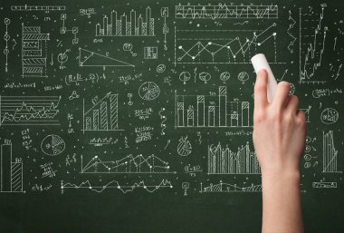 Bir iş adamı tahtaya veri çiziyor