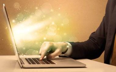 İşadamı laptopta hızlı çalışıyor.