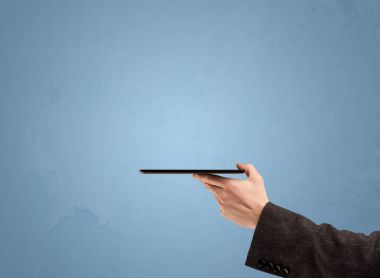 Telefon aygıtı profilden tutuluyor