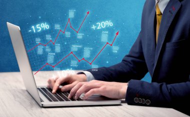 Satıcı dizüstü bilgisayarla grafikle çalışıyor.