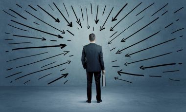 Ayakta duran erkek bir hata yaptı.