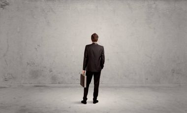 İş adamı boş kentsel alanda kayboldu