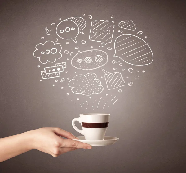 Tazza di caffè con mano femminile — Foto Stock