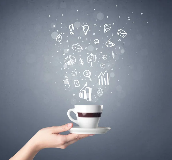 Mão feminina segurando xícara de café — Fotografia de Stock