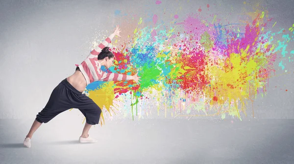 Jonge kleurrijke street danser met verf splash — Stockfoto