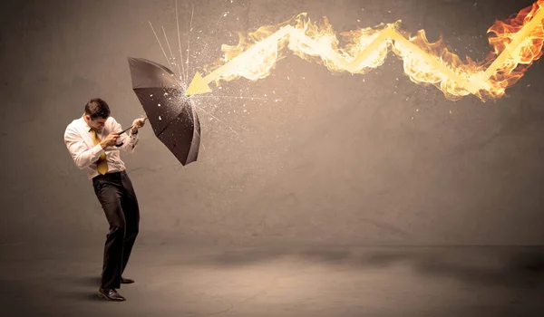 Zakenman verdedigen zich uit een brand pijl met een umbrell — Stockfoto