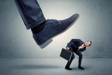 Büyük ayakkabı tarafından ayaklar altına çalışan