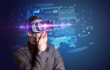 İşadamı ile sanal gerçeklik koruyucu gözlük 