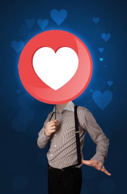 Kalp işareti tutan işadamı