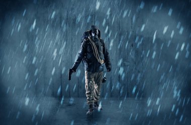 Korkunç adam ahşap bir gecekondu maske ile